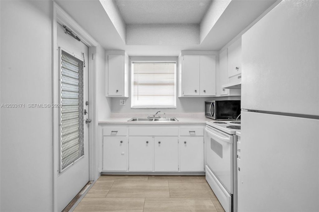 Image 9 of property listing at 2101 NE 68th St 202, Fort Lauderdale, FL 33308