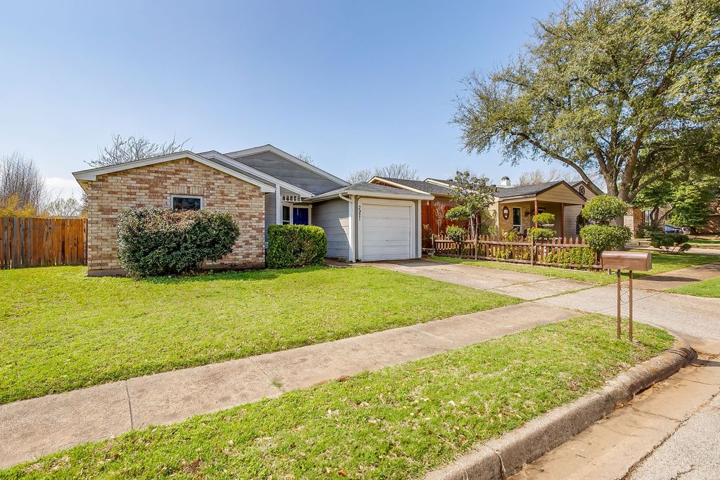 3921 Seven Gables Street, Fort Worth, TX 76133