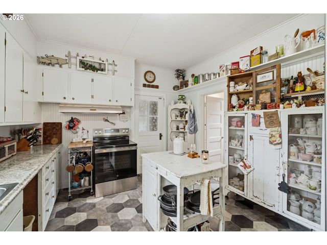 517 C St, Springfield, OR 97477