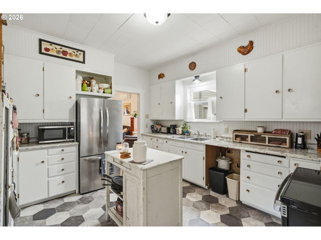 517 C St, Springfield, OR 97477