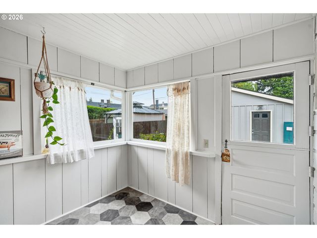 517 C St, Springfield, OR 97477