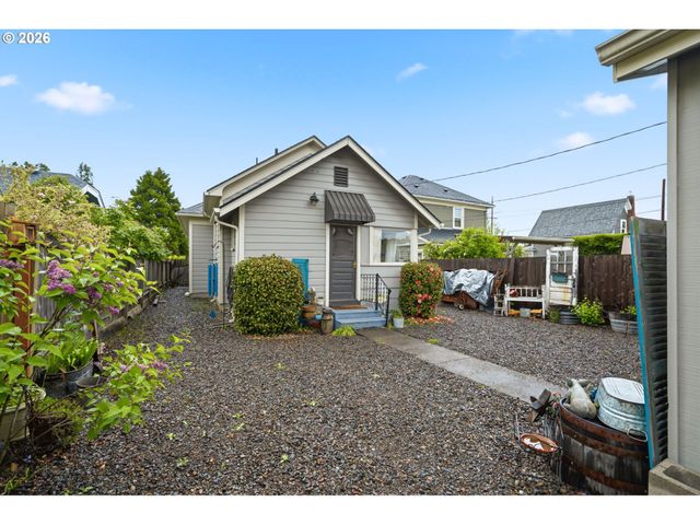 517 C St, Springfield, OR 97477