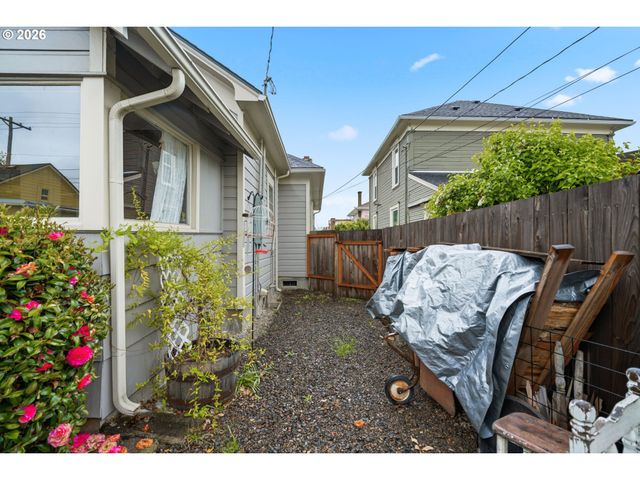 517 C St, Springfield, OR 97477