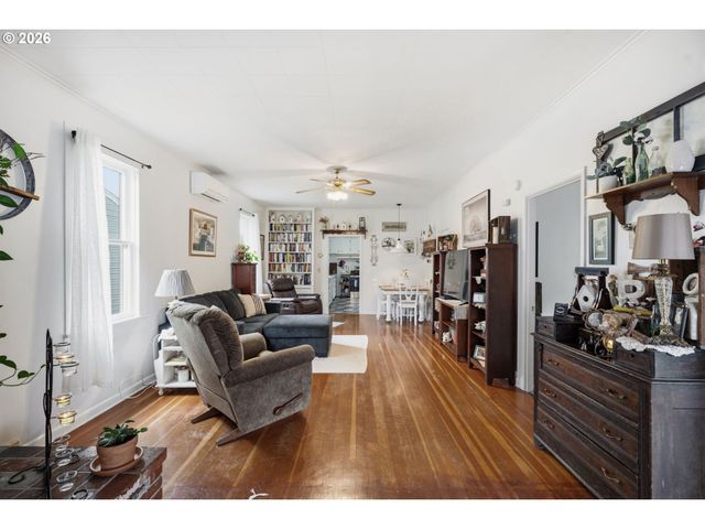 517 C St, Springfield, OR 97477