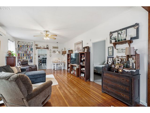 517 C St, Springfield, OR 97477