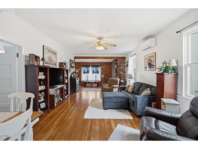 517 C St, Springfield, OR 97477