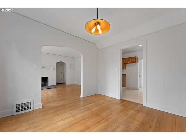 2933 Se FRANKLIN St, Portland, OR 97202