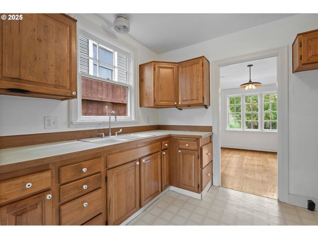 2933 Se FRANKLIN St, Portland, OR 97202