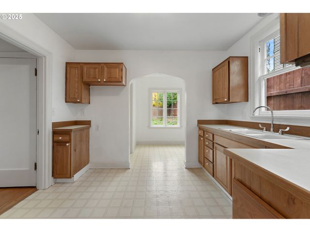 2933 Se FRANKLIN St, Portland, OR 97202