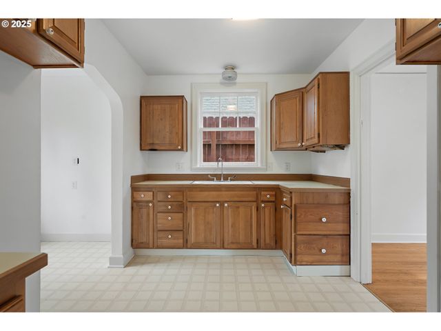 2933 Se FRANKLIN St, Portland, OR 97202