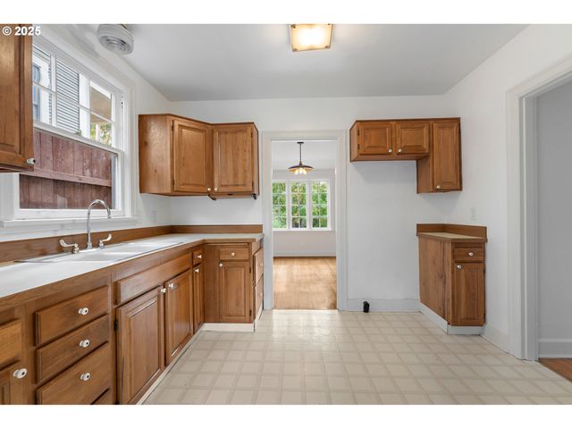 2933 Se FRANKLIN St, Portland, OR 97202