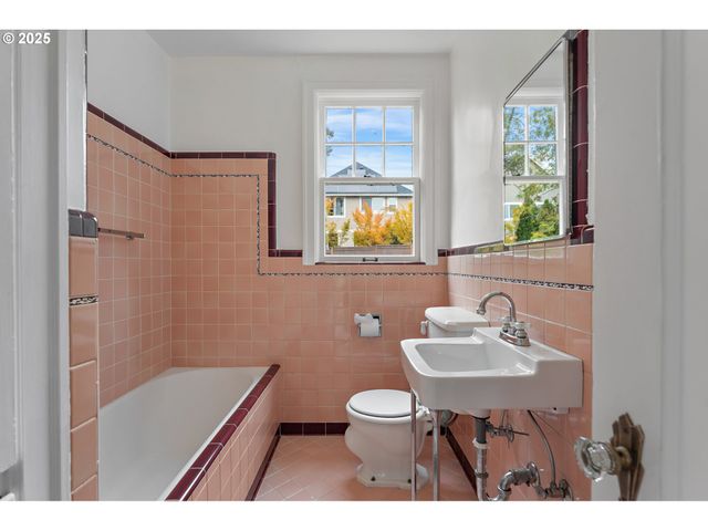 2933 Se FRANKLIN St, Portland, OR 97202