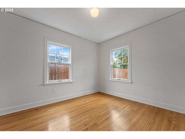 2933 Se FRANKLIN St, Portland, OR 97202