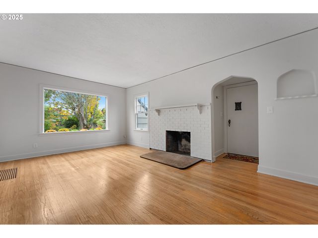 2933 Se FRANKLIN St, Portland, OR 97202