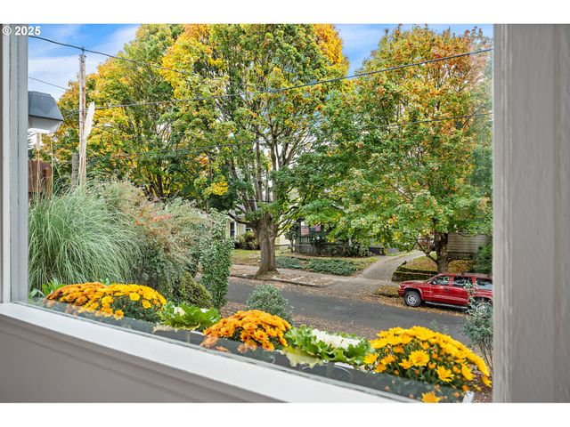 2933 Se FRANKLIN St, Portland, OR 97202