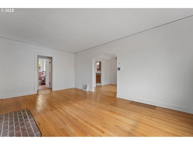 2933 Se FRANKLIN St, Portland, OR 97202