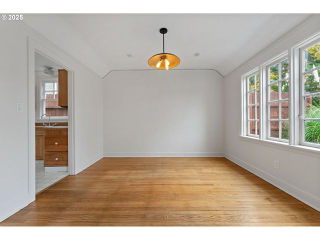 2933 Se FRANKLIN St, Portland, OR 97202