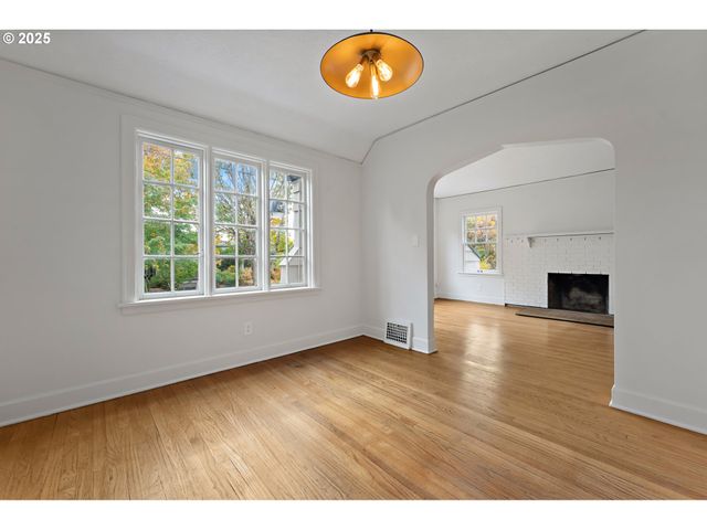 2933 Se FRANKLIN St, Portland, OR 97202