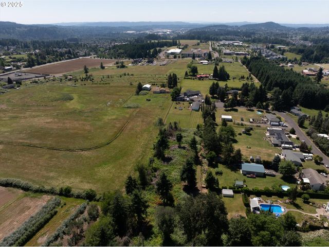 Se Armstrong Cir, Happy Valley, OR 97089