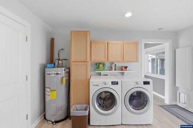 910 Ermine St SE, Albany, OR 97322