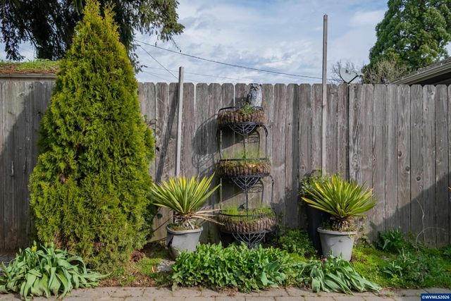 910 Ermine St SE, Albany, OR 97322