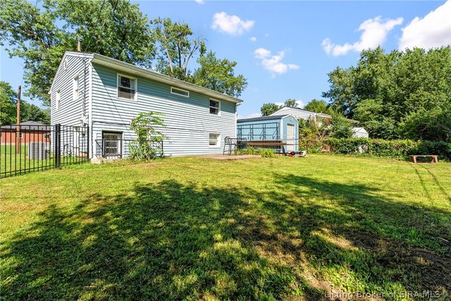 2012 Blue Bird Drive, Jeffersonville, IN 47130