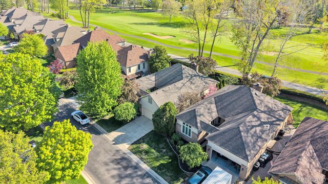 30 Turnberry Lane, Dearborn, MI 48120