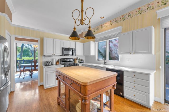 30 Turnberry Lane, Dearborn, MI 48120
