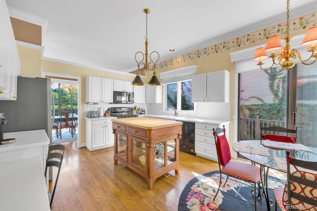 30 Turnberry Lane, Dearborn, MI 48120