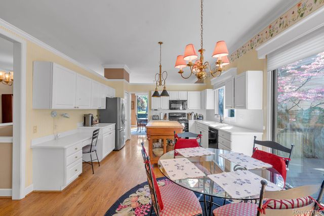 30 Turnberry Lane, Dearborn, MI 48120