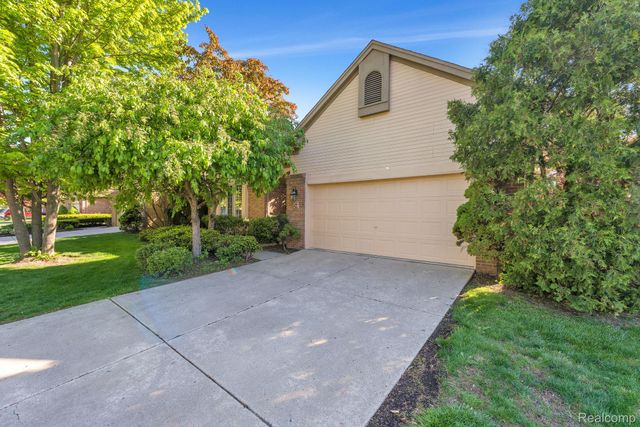 30 Turnberry Lane, Dearborn, MI 48120