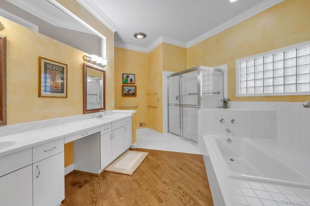 30 Turnberry Lane, Dearborn, MI 48120
