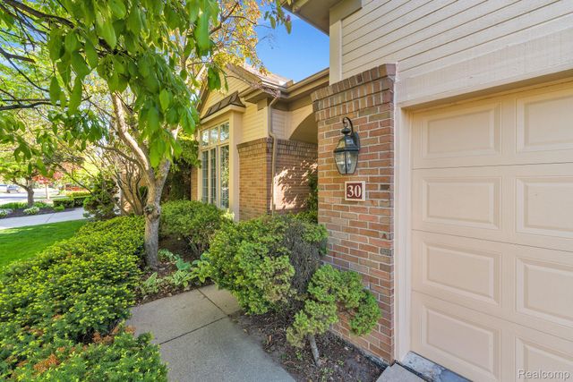 30 Turnberry Lane, Dearborn, MI 48120