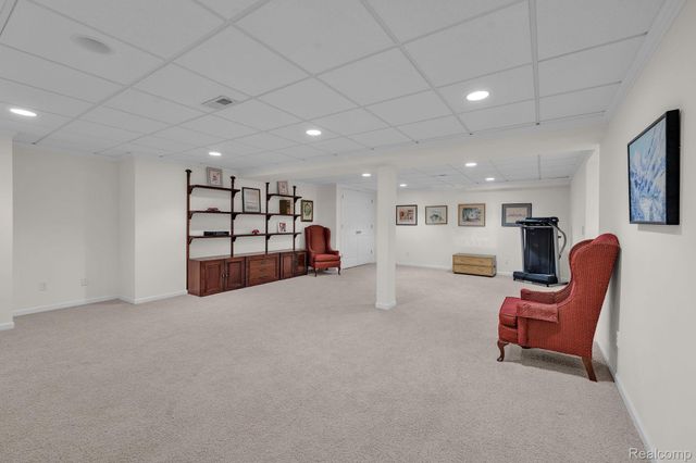 30 Turnberry Lane, Dearborn, MI 48120