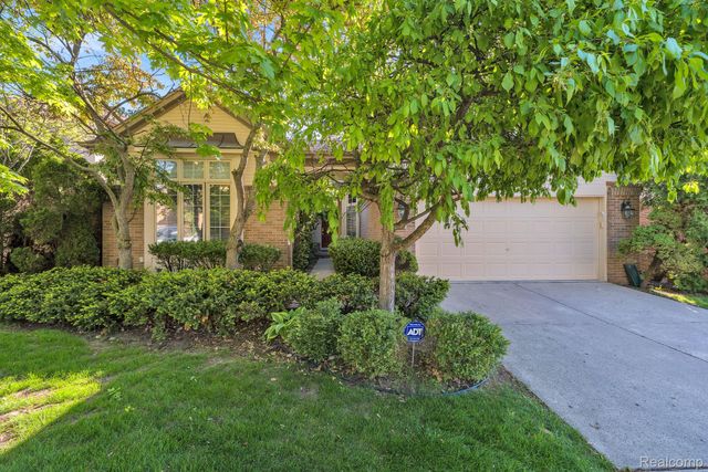 30 Turnberry Lane, Dearborn, MI 48120