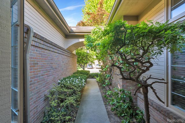30 Turnberry Lane, Dearborn, MI 48120