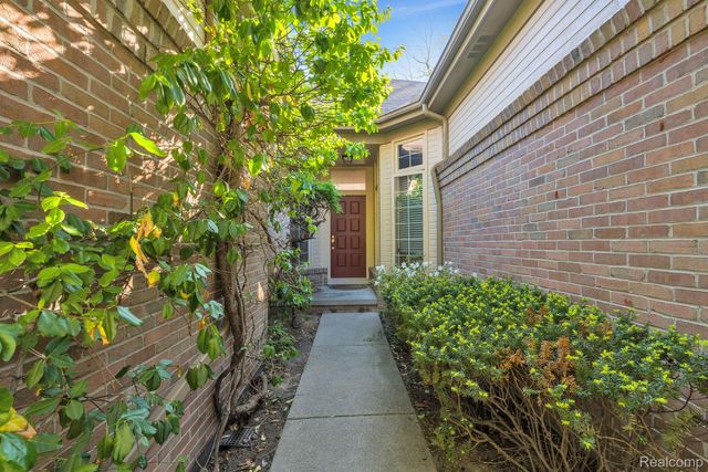 30 Turnberry Lane, Dearborn, MI 48120