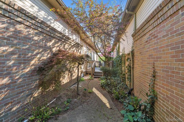 30 Turnberry Lane, Dearborn, MI 48120