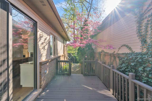 30 Turnberry Lane, Dearborn, MI 48120