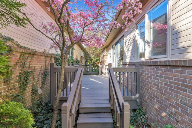 30 Turnberry Lane, Dearborn, MI 48120