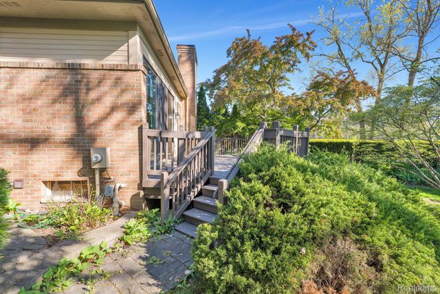 30 Turnberry Lane, Dearborn, MI 48120