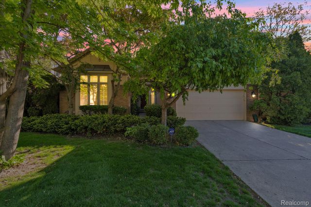30 Turnberry Lane, Dearborn, MI 48120