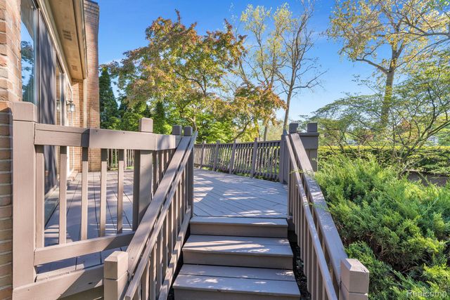 30 Turnberry Lane, Dearborn, MI 48120