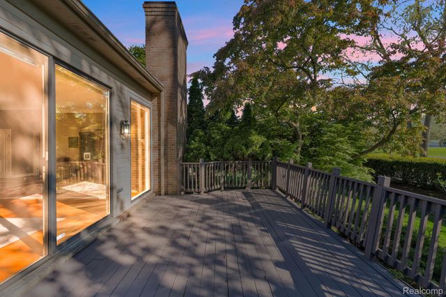 30 Turnberry Lane, Dearborn, MI 48120