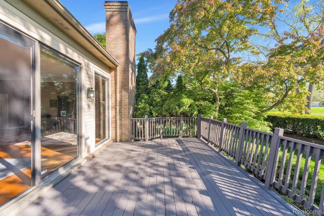 30 Turnberry Lane, Dearborn, MI 48120
