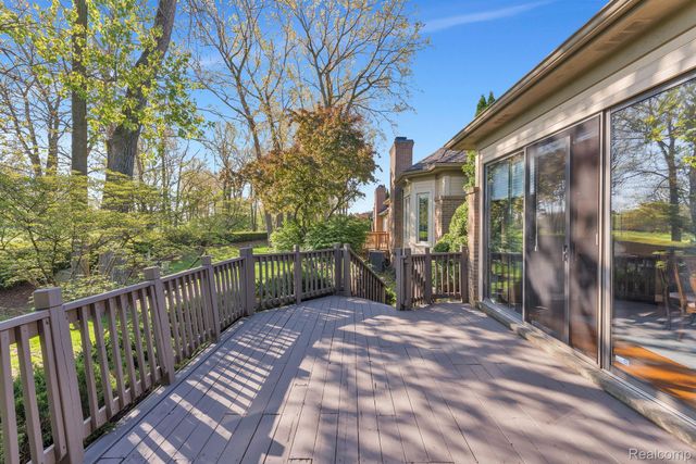 30 Turnberry Lane, Dearborn, MI 48120
