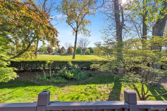 30 Turnberry Lane, Dearborn, MI 48120