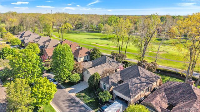 30 Turnberry Lane, Dearborn, MI 48120