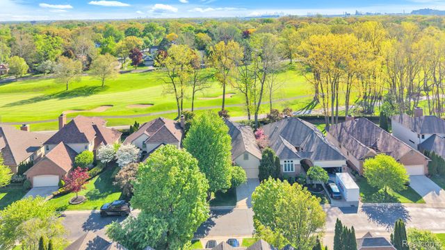 30 Turnberry Lane, Dearborn, MI 48120