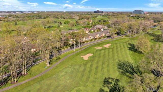 30 Turnberry Lane, Dearborn, MI 48120